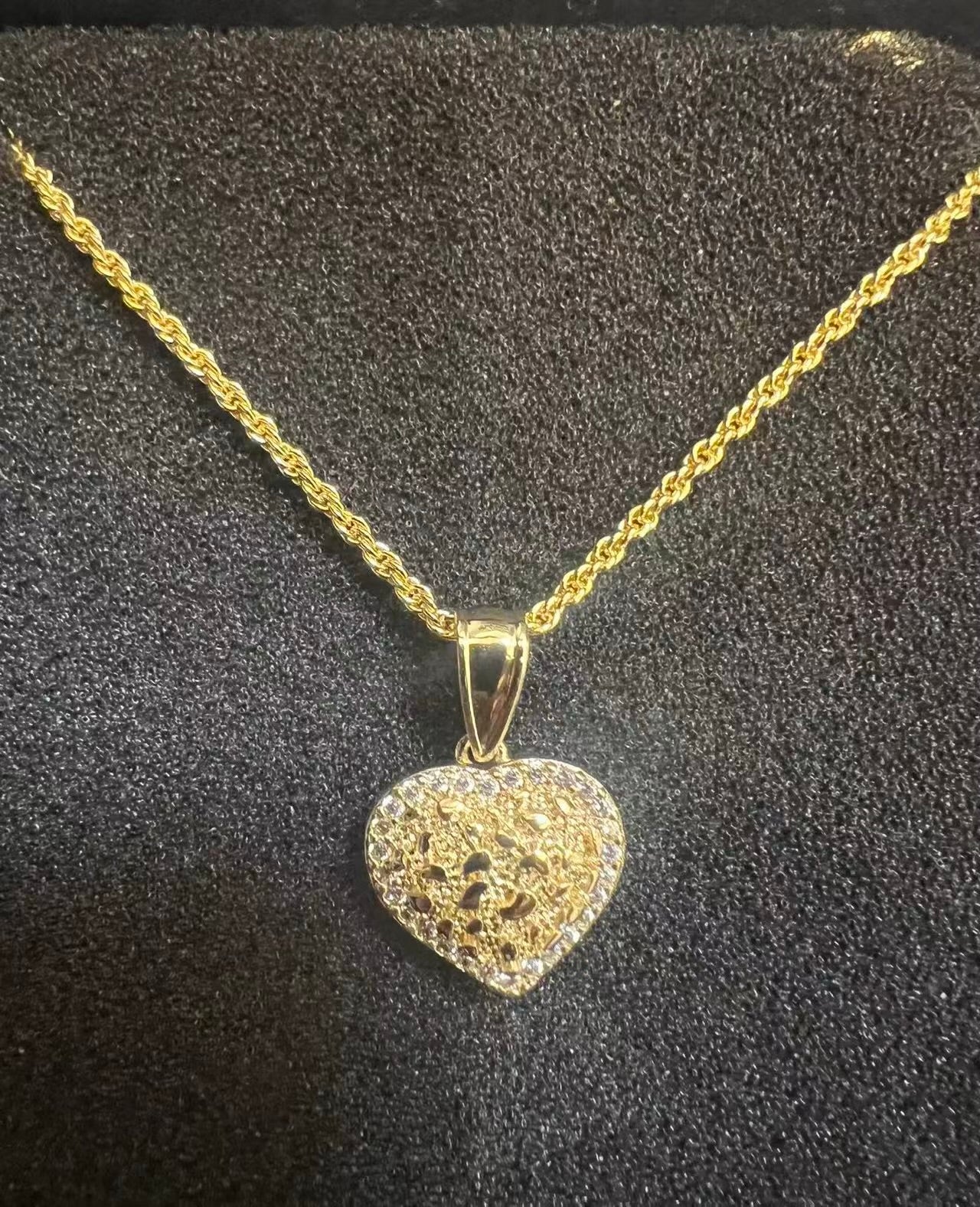 Heart bedazzled necklace