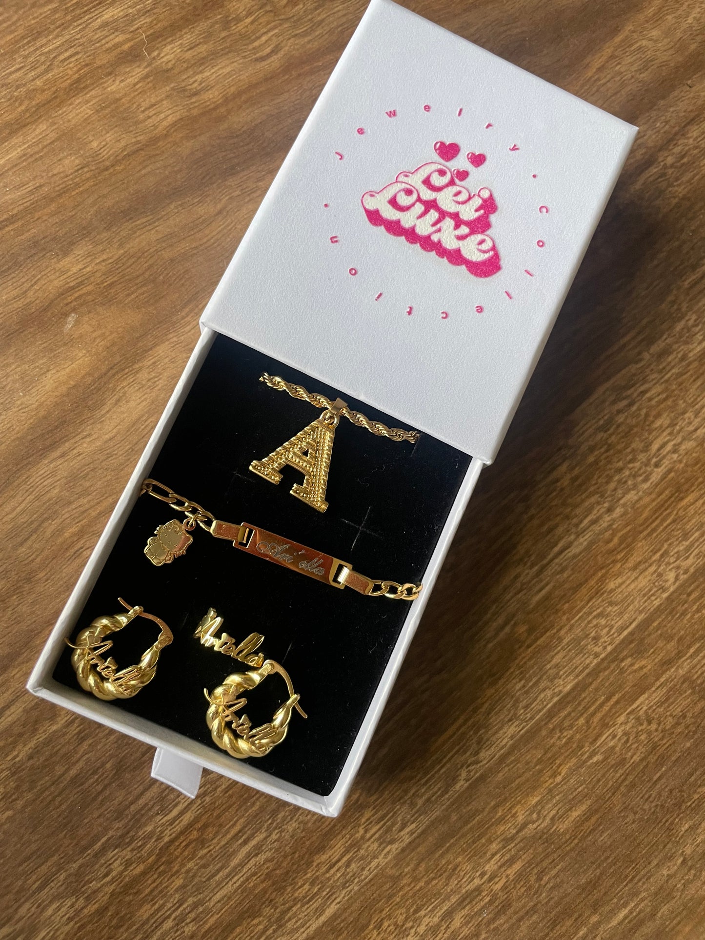 4pc Hello kitty bracelet set